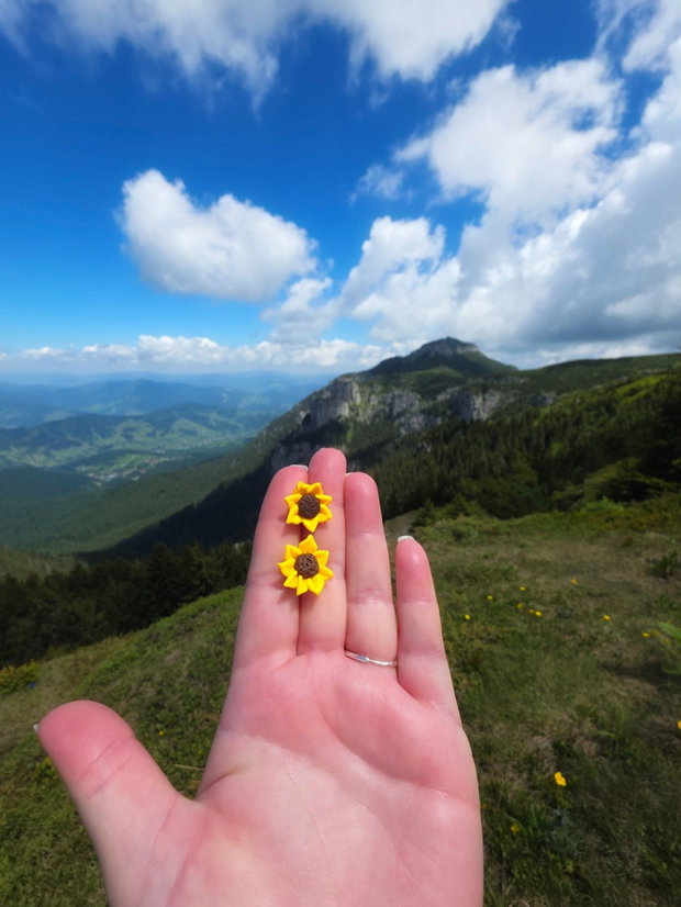 Cercei miniatura sub forma florii soarelui