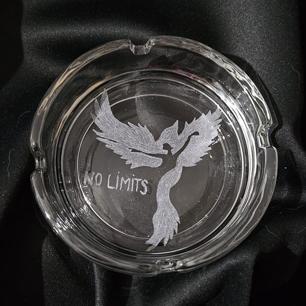 Set cadou pentru o Femeie Puternică - Cană și scrumieră gravate Pasarea Phoenix - No Limits