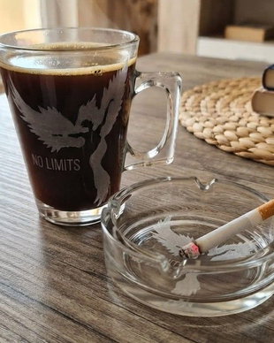 Set cadou pentru o Femeie Puternică - Cană și scrumieră gravate Pasarea Phoenix - No Limits