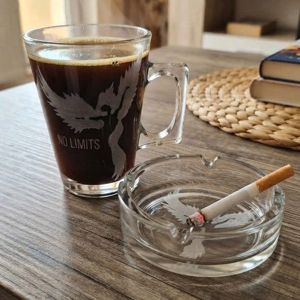 Set cadou pentru o Femeie Puternică - Cană și scrumieră gravate Pasarea Phoenix - No Limits