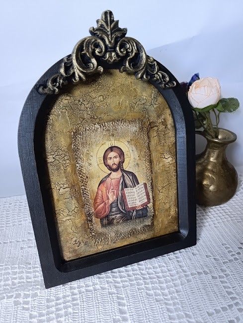 Icoană de masă în ramă de lemn-O clipă de lumină dintrun vechi atelier