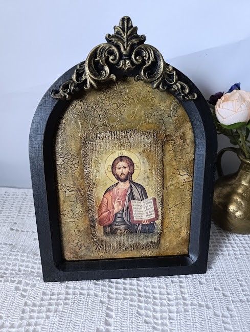 Icoană de masă în ramă de lemn-O clipă de lumină dintrun vechi atelier