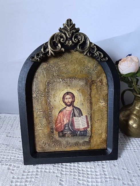 Icoană de masă în ramă de lemn-O clipă de lumină dintrun vechi atelier