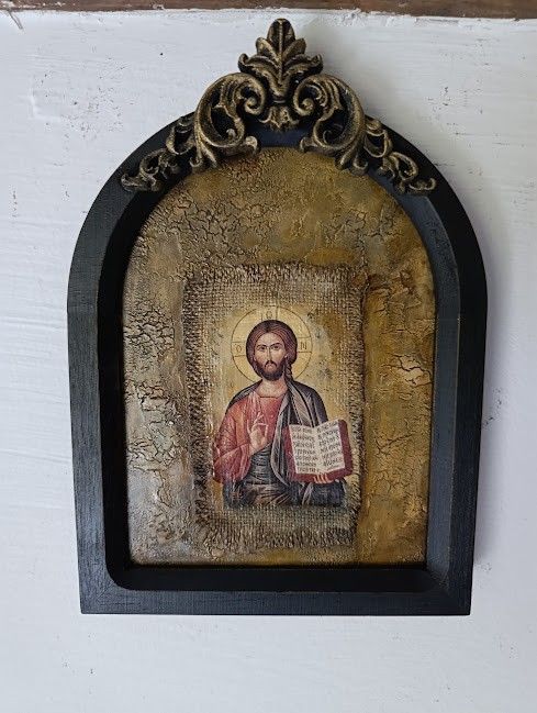 Icoană de masă în ramă de lemn-O clipă de lumină dintrun vechi atelier