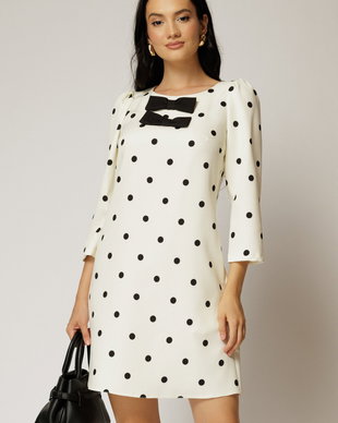 Rochie scurta alba cu buline cu croi drept si funde pe bust