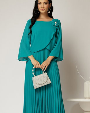 Rochie midi verde de ocazie cu fusta clos plisata si detaliu la bust
