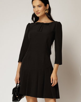 Rochie scurta neagra cu pliuri pe fusta si funda la bust