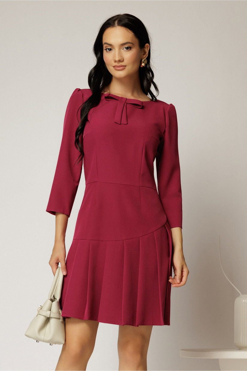 Rochie scurta magenta cu pliuri pe fusta si funda la bust