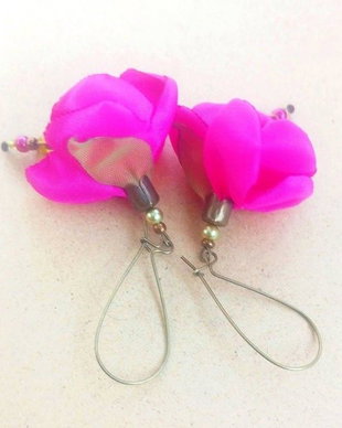 Cercei cu flori fuchsia si bucle mari