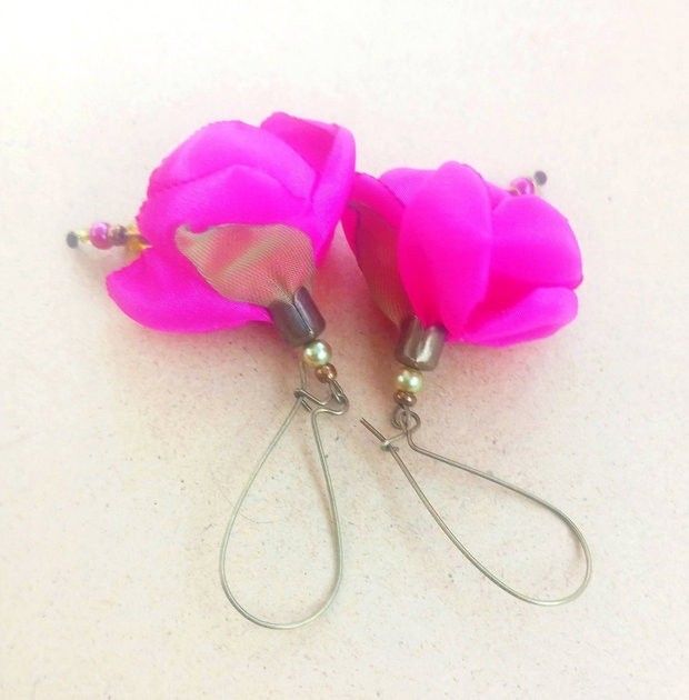 Cercei cu flori fuchsia si bucle mari