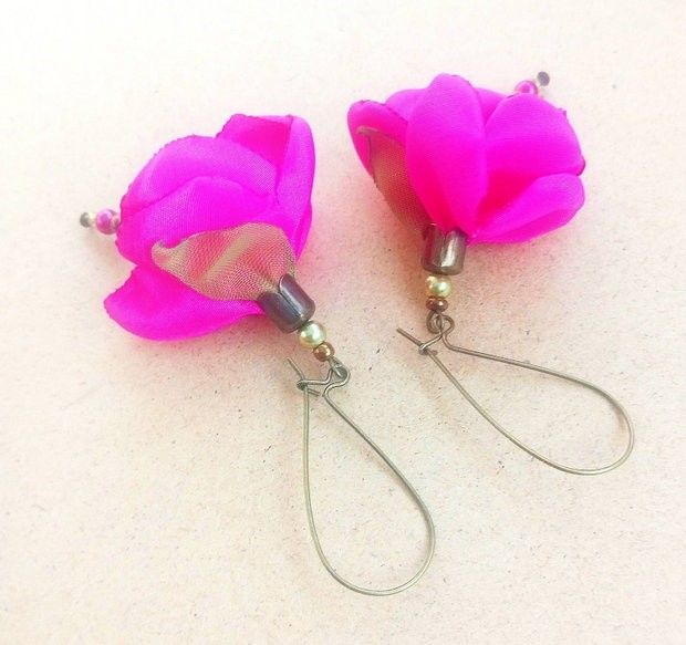 Cercei cu flori fuchsia si bucle mari