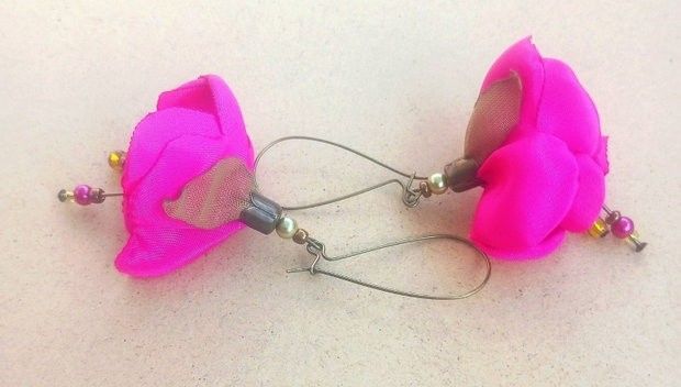Cercei cu flori fuchsia si bucle mari