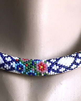 Colier vesel cu flori,crosetat din margele de 2 mm