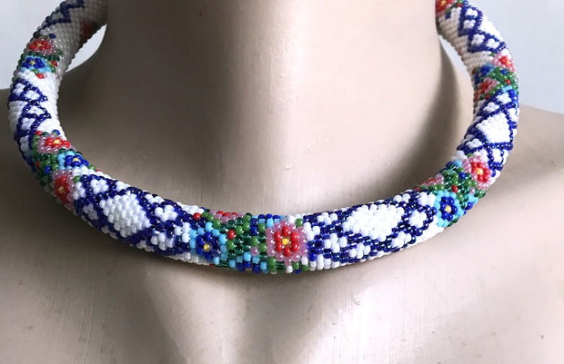 Colier vesel cu flori,crosetat din margele de 2 mm