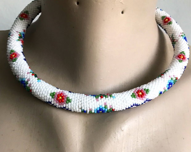 Colier vesel cu flori,crosetat din margele de 2 mm