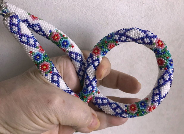 Colier vesel cu flori,crosetat din margele de 2 mm