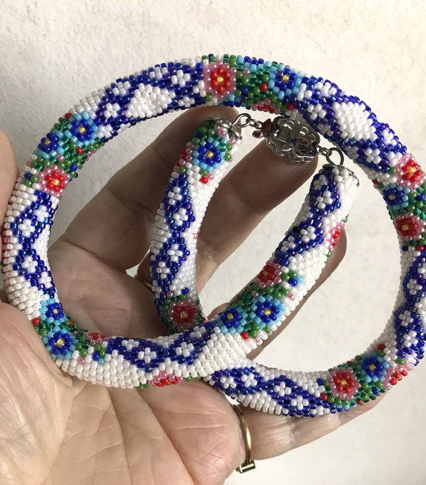 Colier vesel cu flori,crosetat din margele de 2 mm