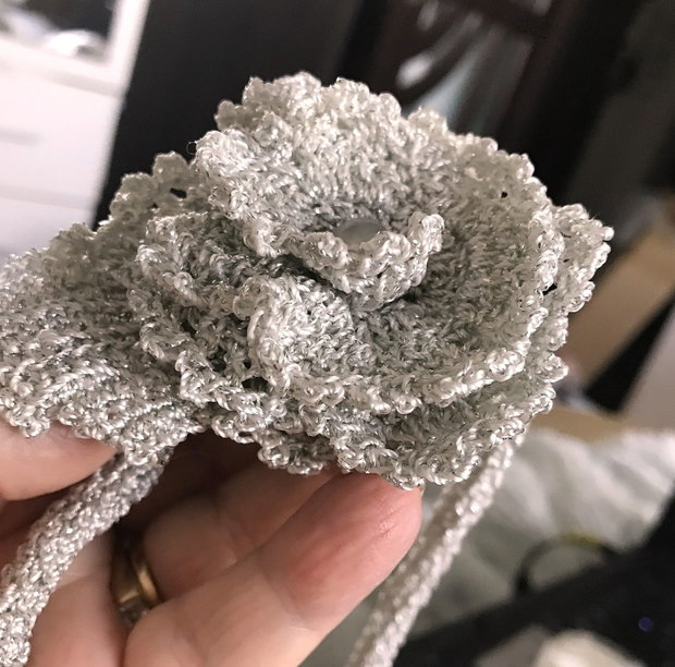 Choker crosetat cu floare si frunza