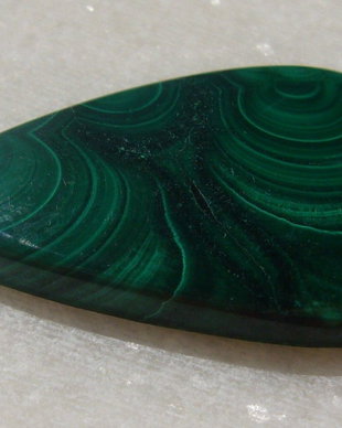Malachit natural cabochon aprox 30.8x18.5x3.7 mm