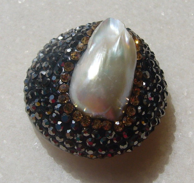Perla Biwa incadrata in montura de cristale cu baza de sidef alb CABOCHON sau MARGICA aprox 30x16 mm