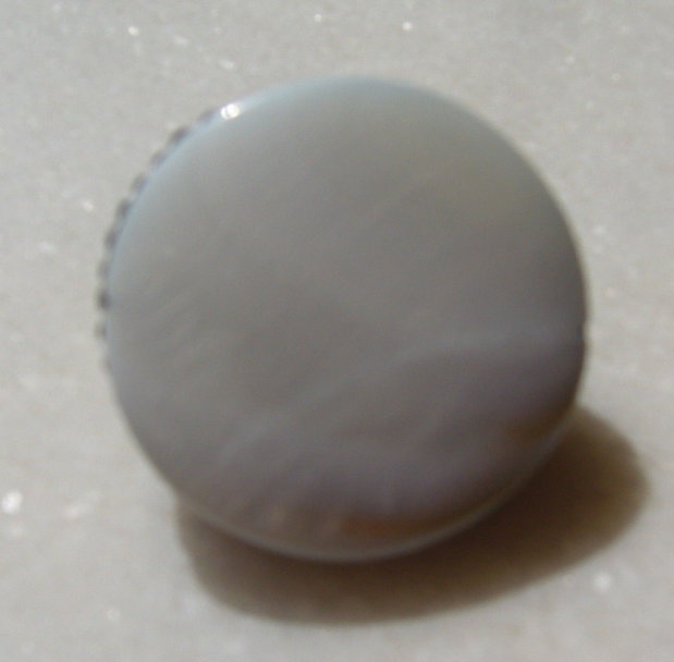 Perla Biwa incadrata in montura de cristale cu baza de sidef alb CABOCHON sau MARGICA aprox 30x16 mm