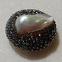 Perla Biwa incadrata in montura de cristale cu baza de sidef alb CABOCHON sau MARGICA aprox 30x16 mm