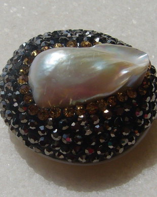 Perla Biwa incadrata in montura de cristale cu baza de sidef alb CABOCHON sau MARGICA aprox 30x16 mm