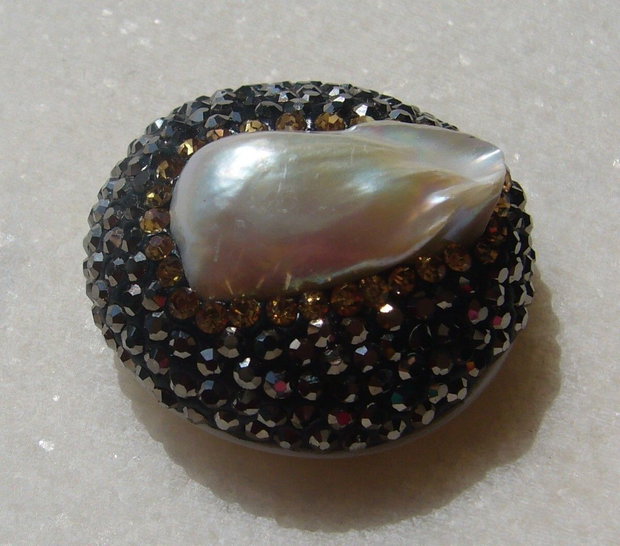Perla Biwa incadrata in montura de cristale cu baza de sidef alb CABOCHON sau MARGICA aprox 30x16 mm