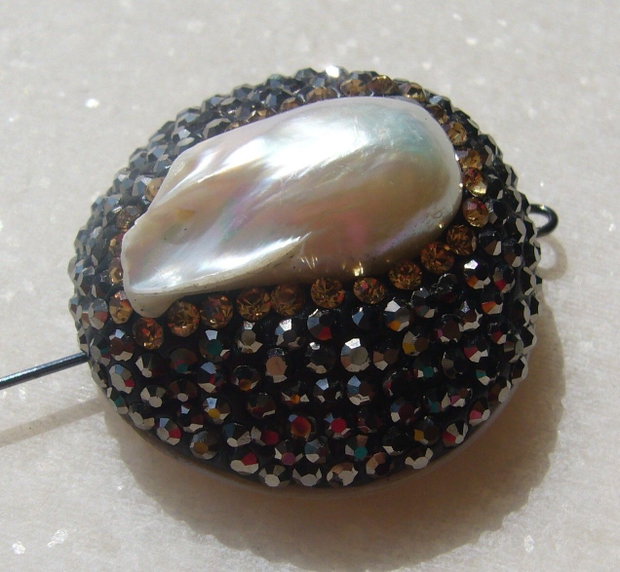 Perla Biwa incadrata in montura de cristale cu baza de sidef alb CABOCHON sau MARGICA aprox 30x16 mm