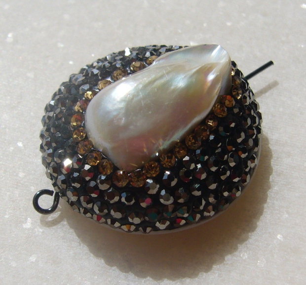 Perla Biwa incadrata in montura de cristale cu baza de sidef alb CABOCHON sau MARGICA aprox 30x16 mm