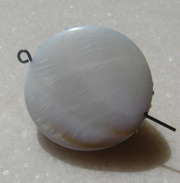Perla Biwa incadrata in montura de cristale cu baza de sidef alb CABOCHON sau MARGICA aprox 30x16 mm