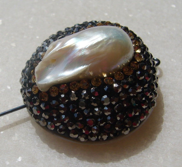 Perla Biwa incadrata in montura de cristale cu baza de sidef alb CABOCHON sau MARGICA aprox 30x16 mm