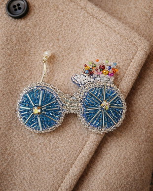 Broșă bicicletă handmade cu mărgele  accesoriu unicat ArtByHand