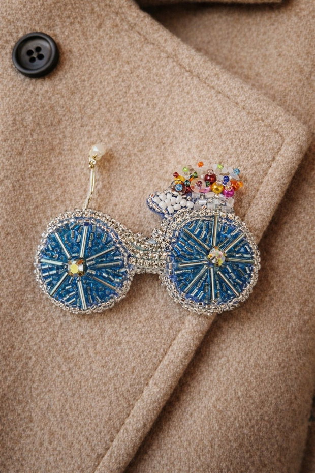 Broșă bicicletă handmade cu mărgele accesoriu unicat ArtByHand