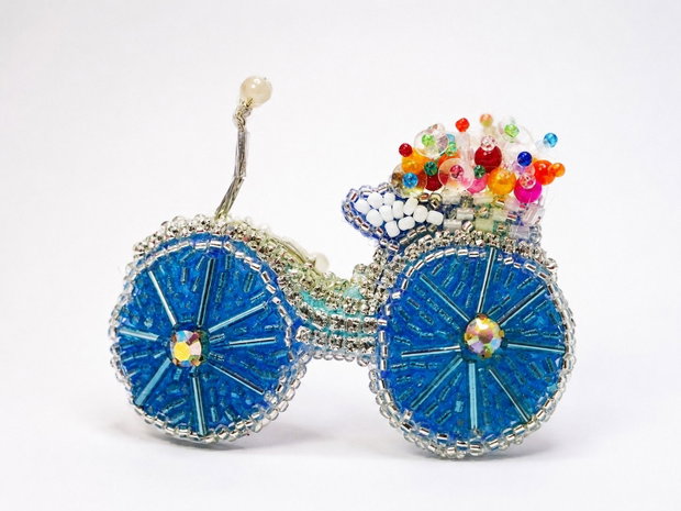 Broșă bicicletă handmade cu mărgele accesoriu unicat ArtByHand