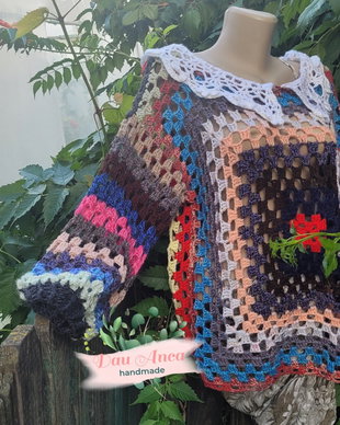 Bluza granny square cu guleras alb