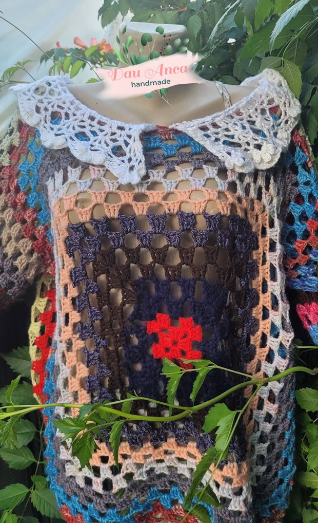 Bluza granny square cu guleras alb
