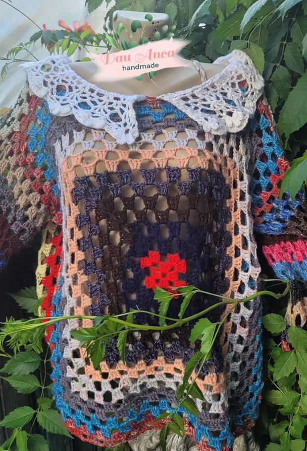Bluza granny square cu guleras alb