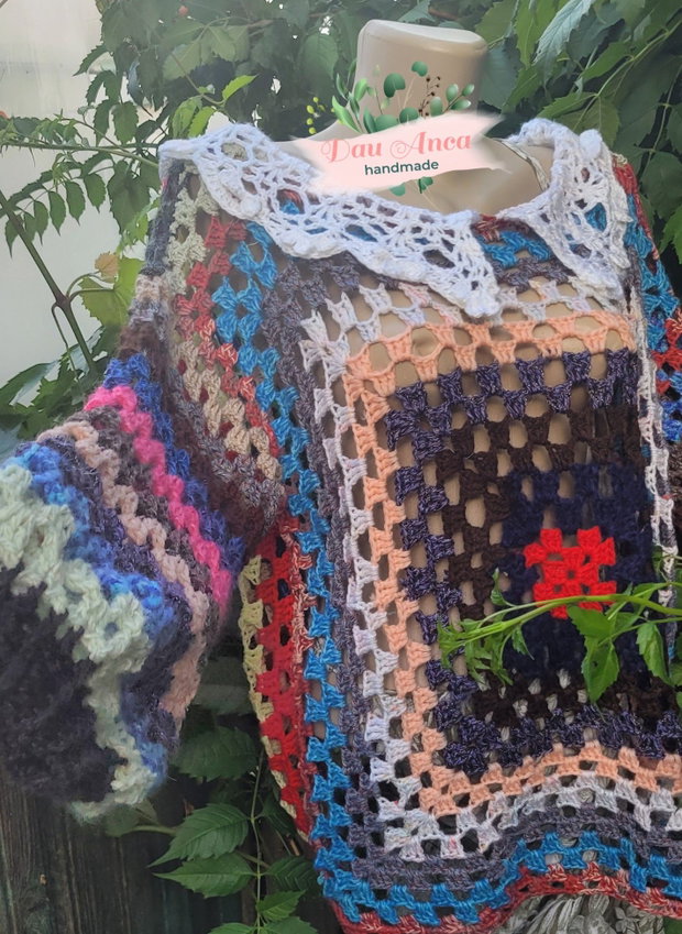 Bluza granny square cu guleras alb