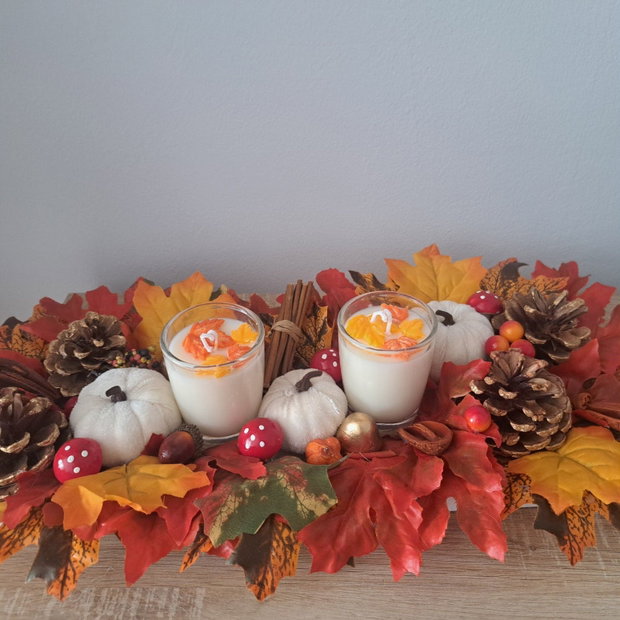 Decorarea mesei de toamnă cu lumânare parfumată
