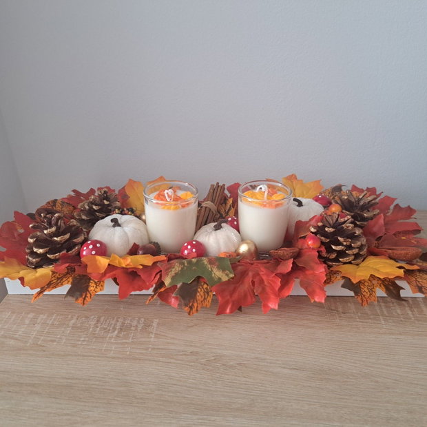 Decorarea mesei de toamnă cu lumânare parfumată