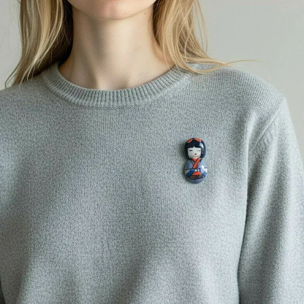 Brosa kokeshi portelan si platina