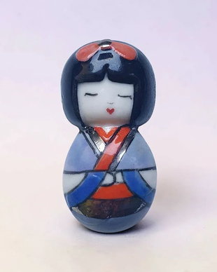 Brosa kokeshi portelan si platina