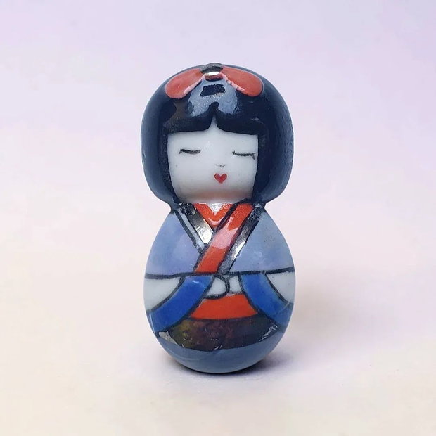 Brosa kokeshi portelan si platina