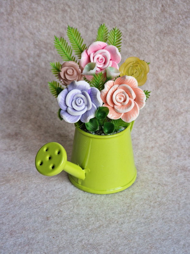 Aranjamente florale decorative în stropitoare