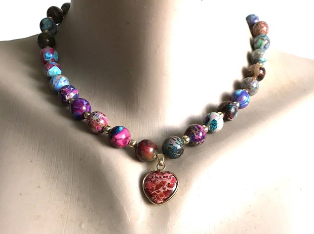 Colier cu agate colorate si pandant inima