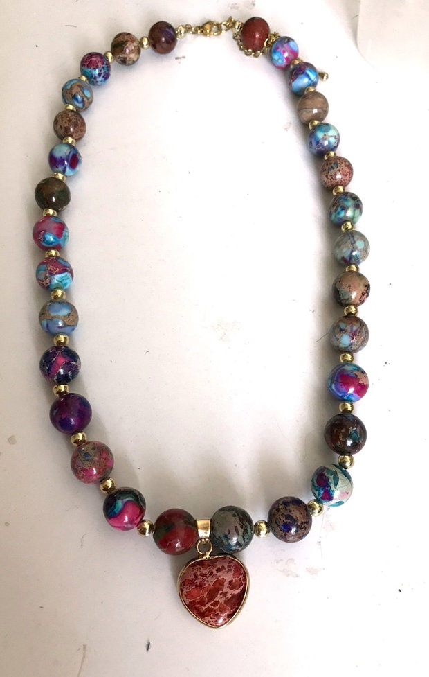 Colier cu agate colorate si pandant inima