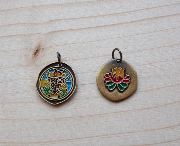 Pandantiv reversibil mască tribală și floare de lotus