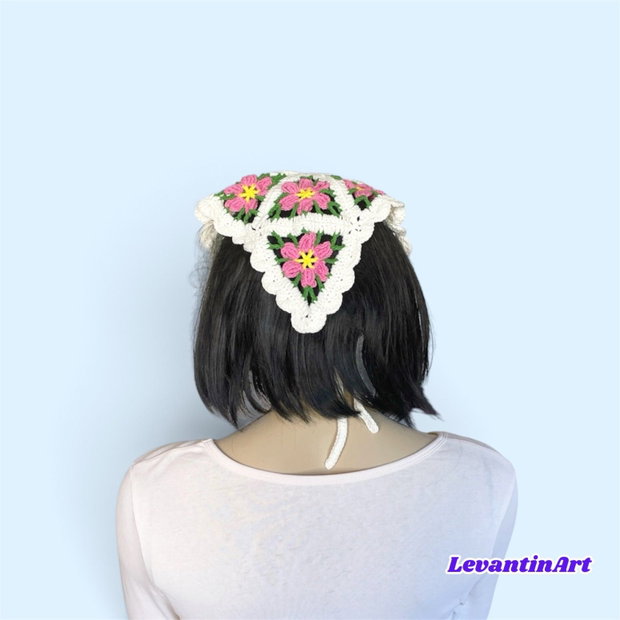Batic Croșetat Manual cu Flori, Batic Triunghiular pentru Femei, Bandană Elegantă pentru Cap, Model Floral, Ivoire cu Roz, Handmade