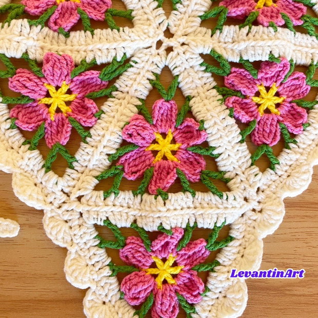 Batic Croșetat Manual cu Flori, Batic Triunghiular pentru Femei, Bandană Elegantă pentru Cap, Model Floral, Ivoire cu Roz, Handmade